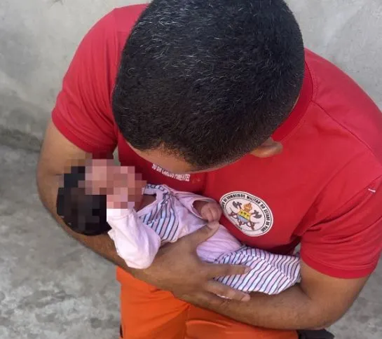 Bombeiro com o recém-nascido