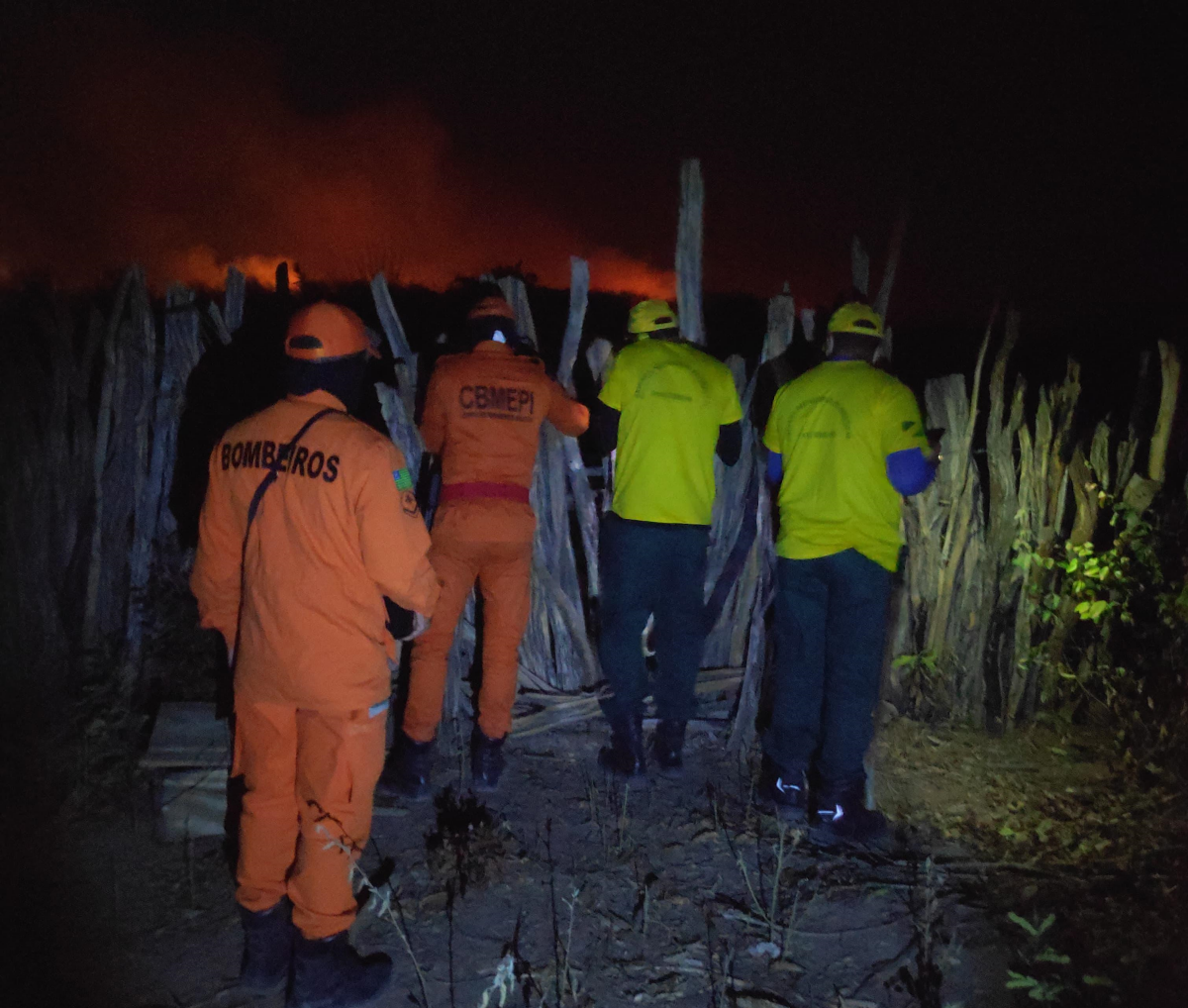 Corpo de Bombeiros no combate ao incêndio em Pavussu