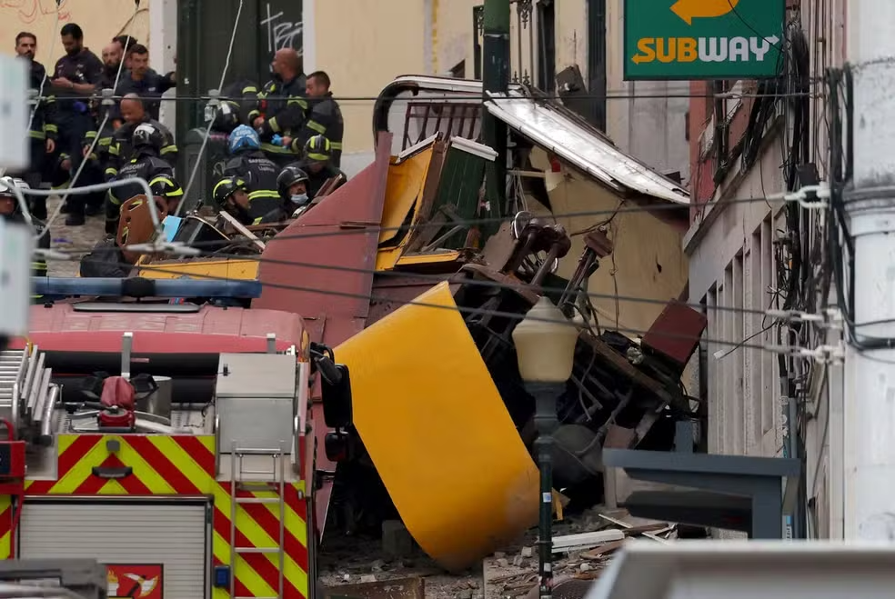 Bondinho de Lisboa descarrila, tomba e deixa mortos e feridos