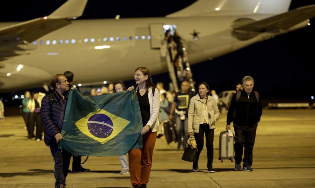 Repatriados manifestam alívio ao pisar em solo brasileiro após saída de Israel
