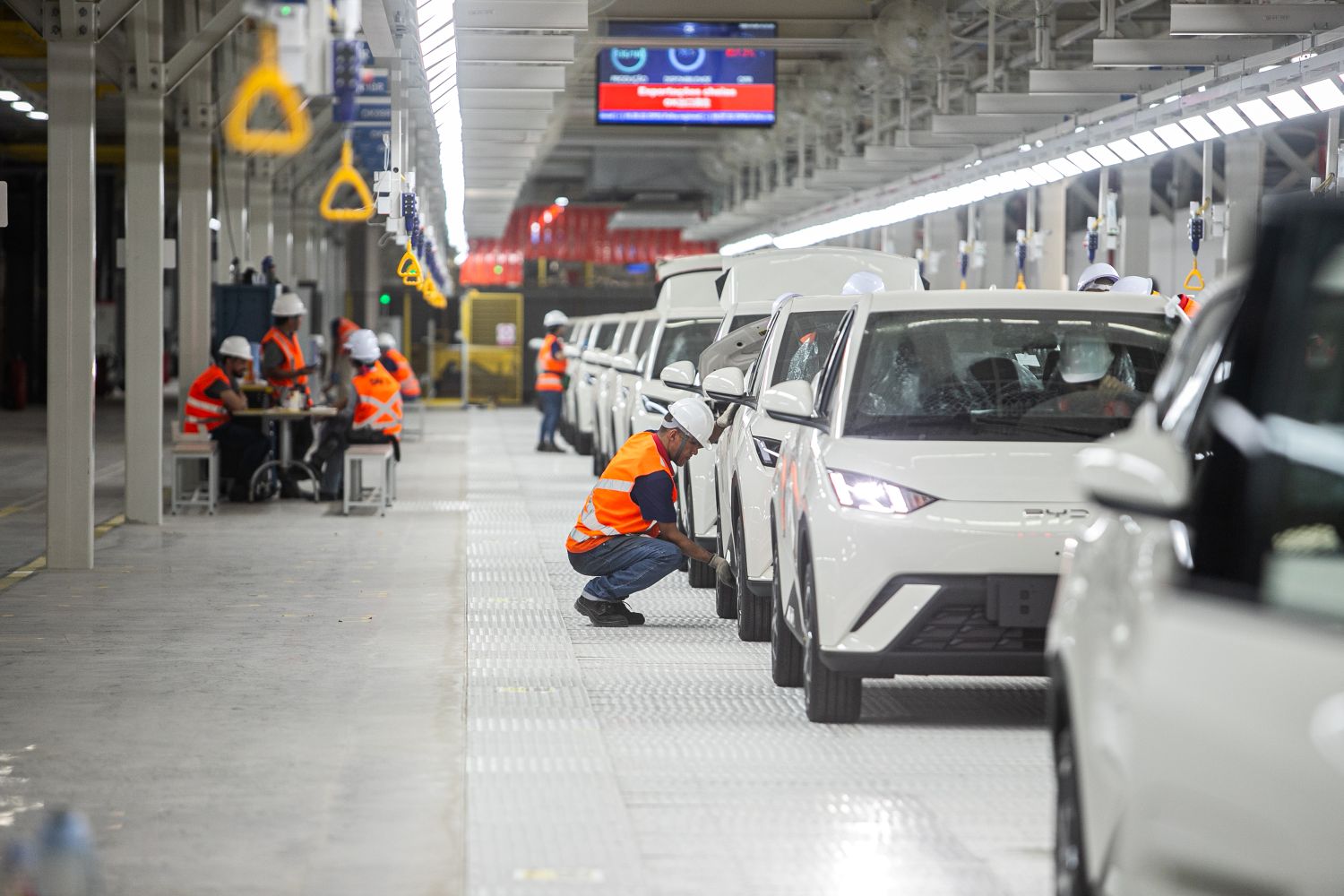 BYD inicia produção em Camaçari e lança carro híbrido plug-in flex