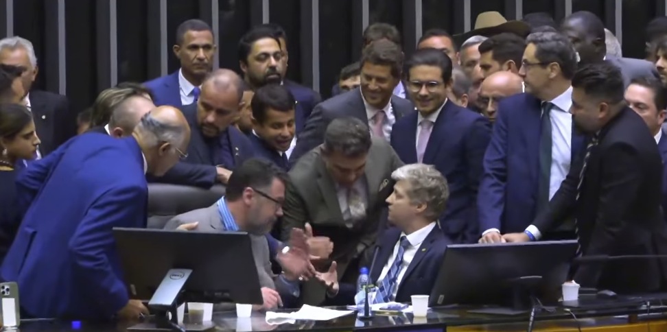 Presidente da Câmara, Hugo Motta (Republicanos-PB), tenta acessar a cadeira da Presidência, ocupada pelo deputado federal Marcel van Hattem (Novo-RS)