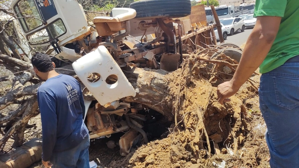 Caçamba tomba nas proximidades da Casa de Custódia de Teresina e motorista fica preso às ferragens