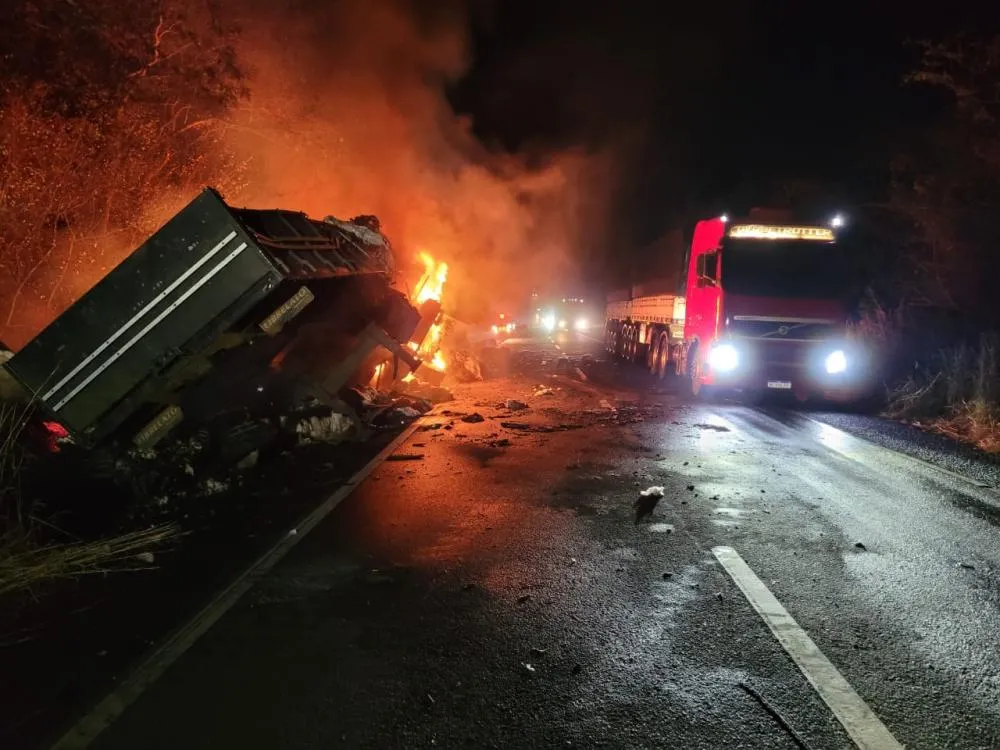 Caminhão com carga de algodão pega fogo próximo a Oeiras