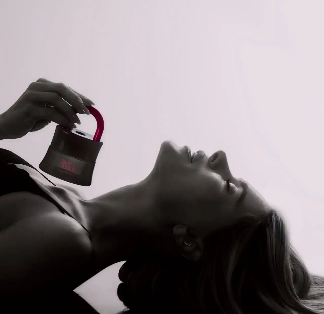 Carolina Dieckmann é estrela da campanha que lança fragrância feminina