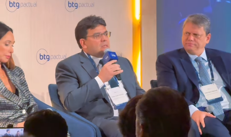 O governador Rafael Fonteles em participação no painel 