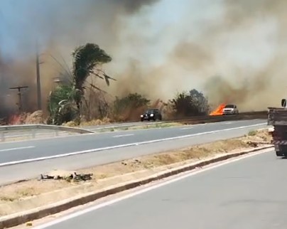 Incêndio na saída para Demerval Lobão