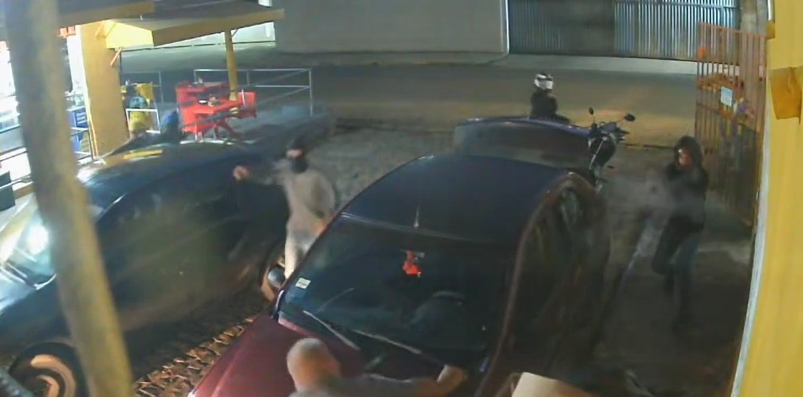 Imagem mostra o local do ataque dos assaltantes e a reação do sargento