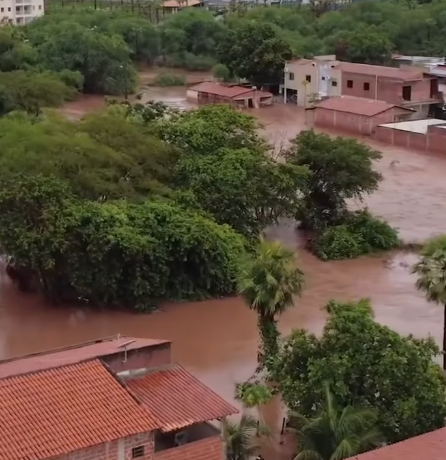 Picos ficou alagada após fortes chuvas