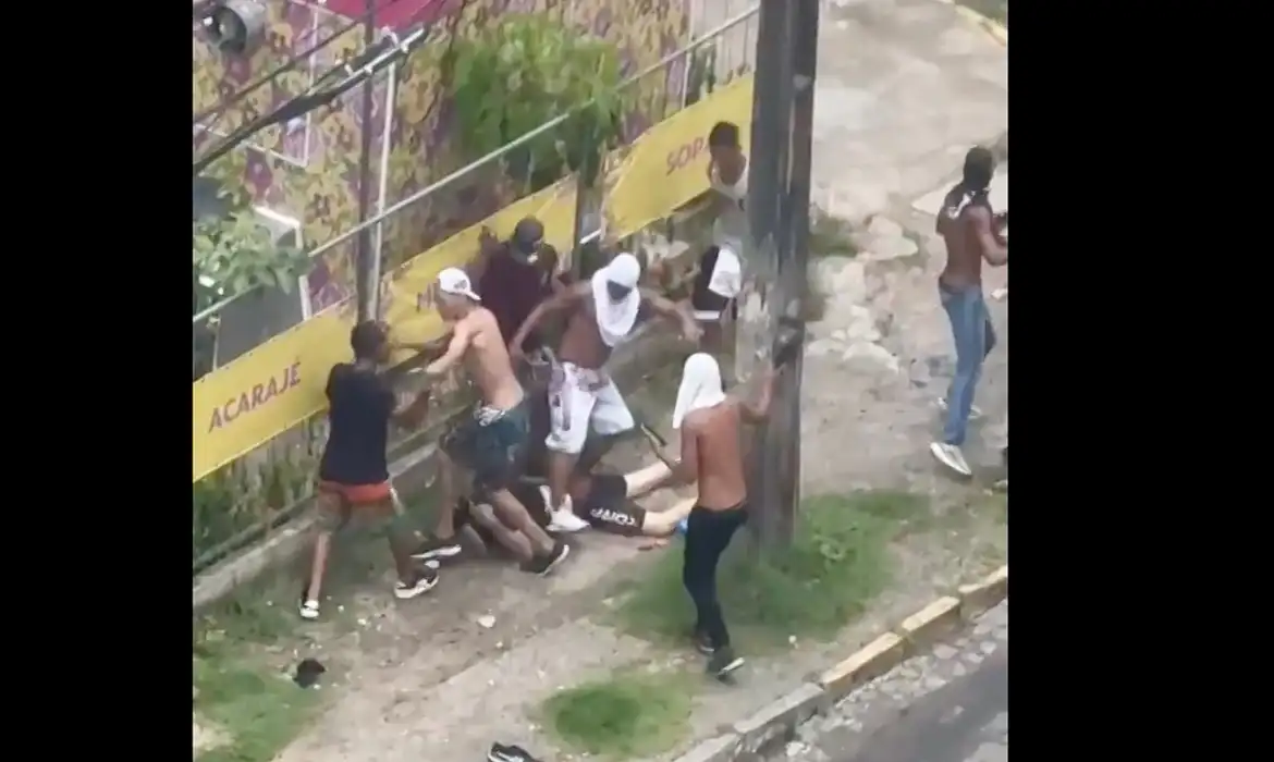 Confronto entre torcidas no Recife deixa feridos e destruição nas ruas