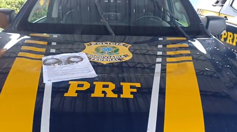 Policiais rodoviários prenderam o acusado depois de verificar sua documentação