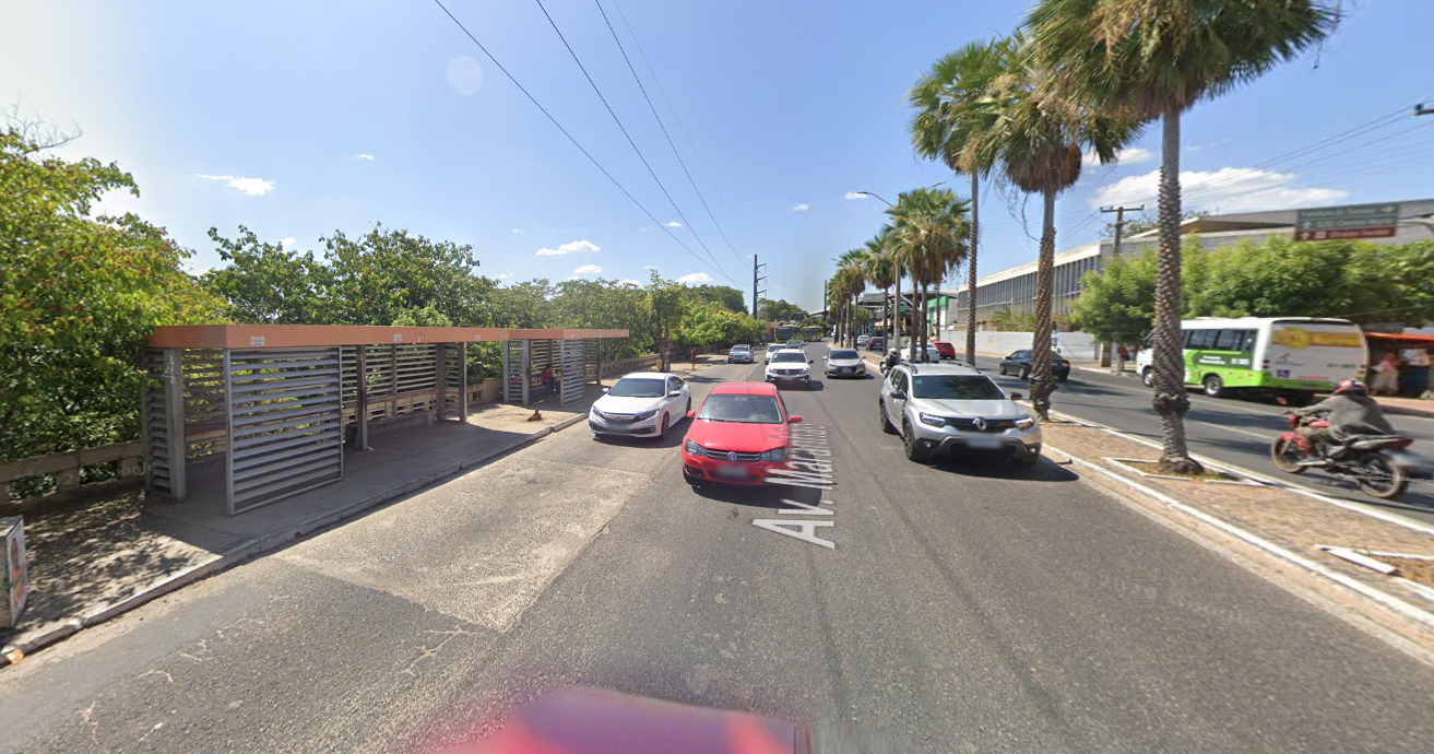 Parada de ônibus próximo ao Troca-Troca, na avenida Maranhão, Centro de Teresina