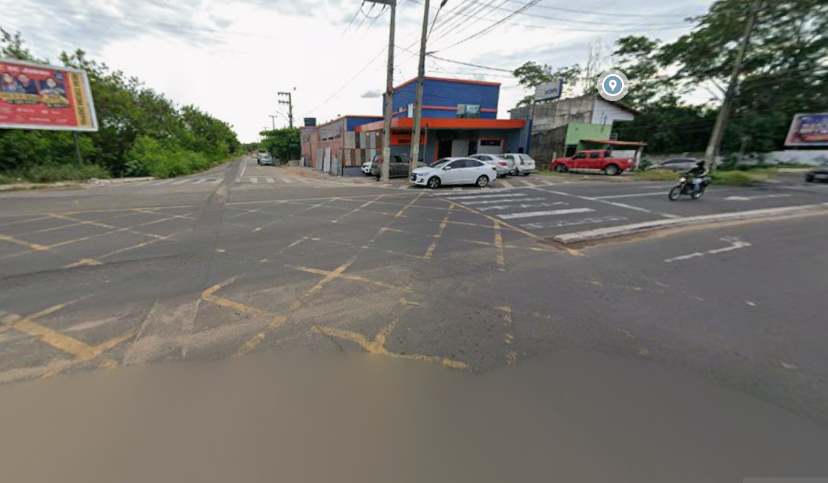 Cruzamento das avenidas dos Expedicionários e Fernando Pires Leal, no bairro São João, zona Leste de Teresina