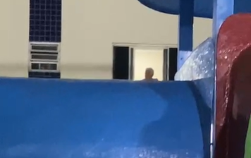 Morador do condomínio flagrou o homem, que dá janela, fazia atos sexuais, em frente ao playground