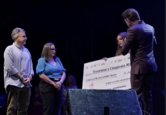 Bispo Bruno Leonardo entregou doação para a Fundação Maria Carvalho Santos durante Visita do Profeta em Teresina