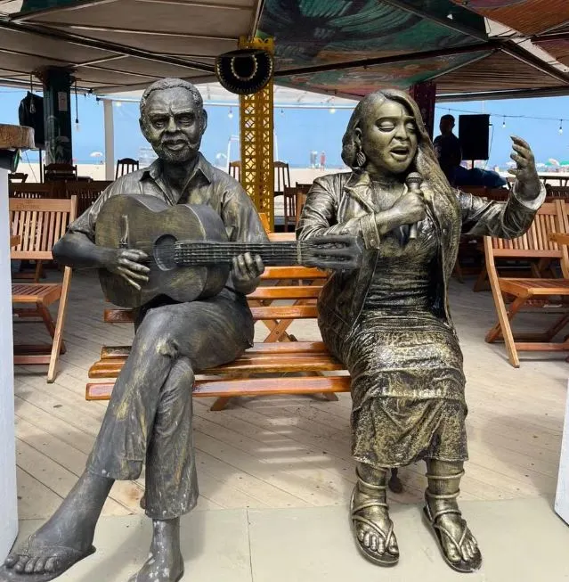 Estátua de Preta Gil é inaugurada na orla de Copacabana ao lado do pai