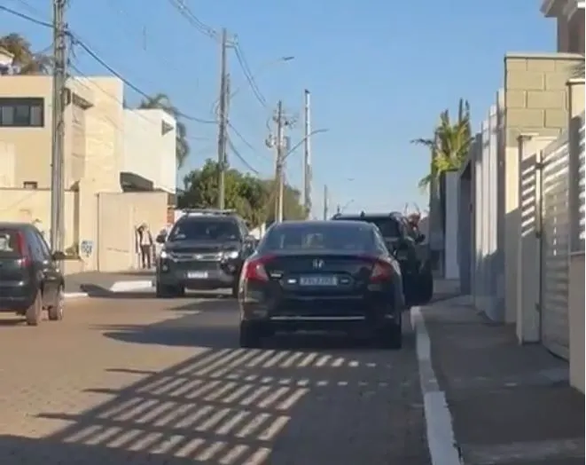 Viaturas da PF na porta da residência do ex-presidente