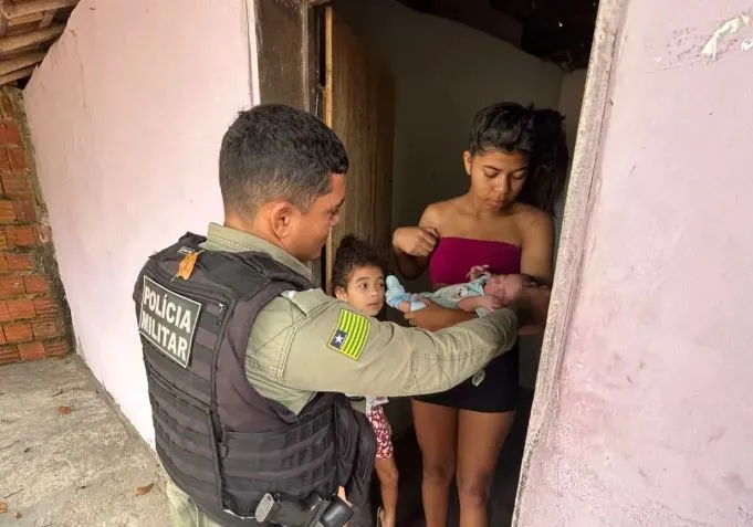 Policial militar com a família do bebê