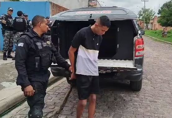 Homem é preso após roubar carro de vereador e colidir durante perseguição em Teresina