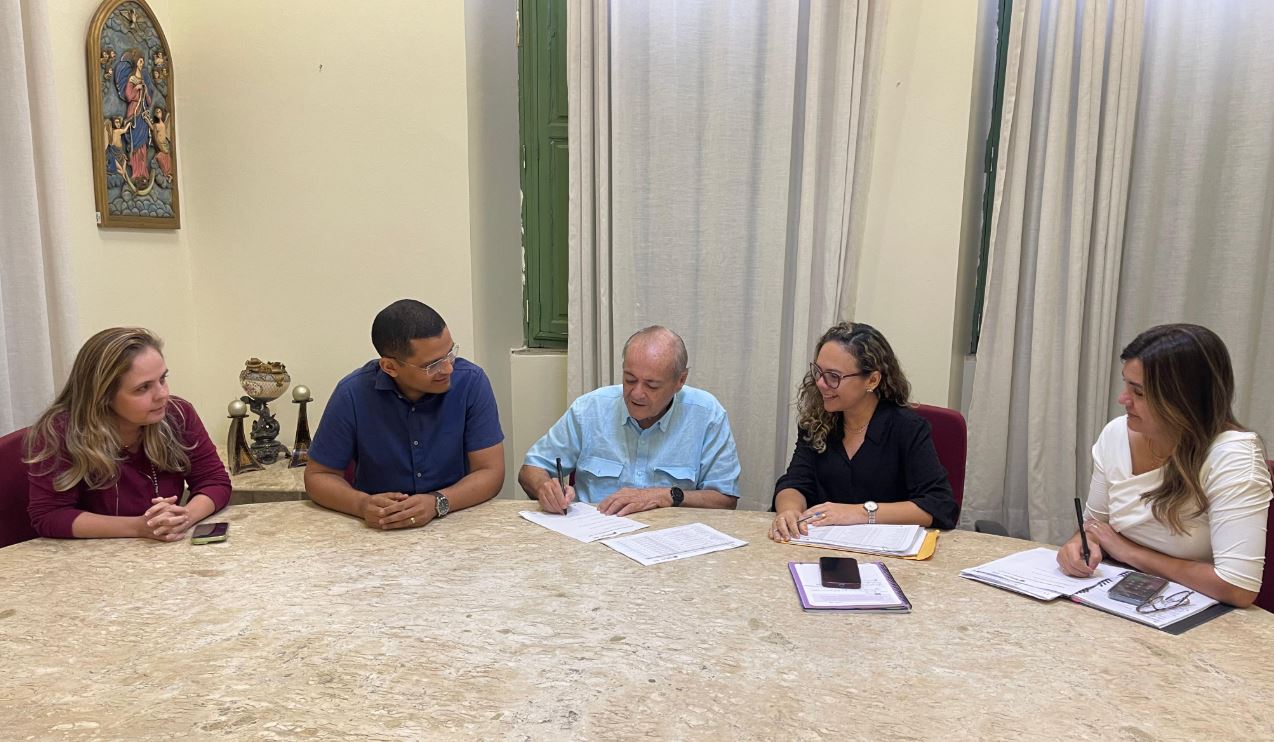 Prefeito de Teresina, Silvio Mendes, secretário municipal de Educação, Ismael Silva, e membros da equipe da Secretaria Municipal de Educação