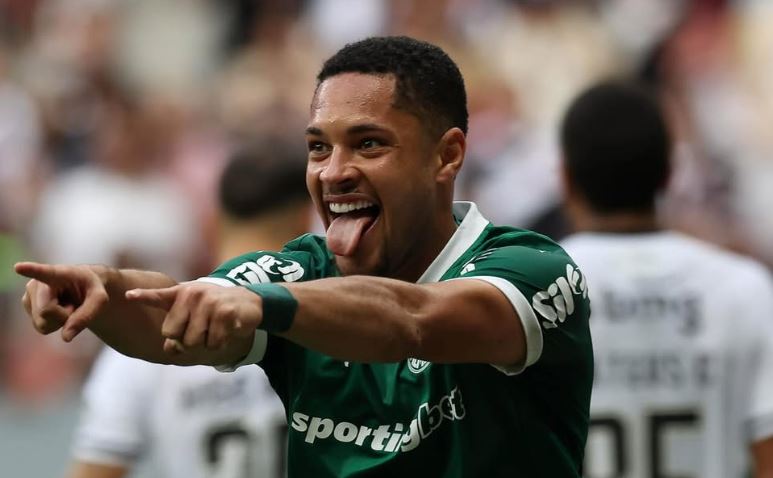 Vitor Roque aproveita falha do Vasco e marca seu primeiro gol com a camisa do Palmeiras