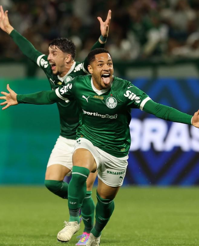 Vitor Roque comemora o gol da vitória nos acréscimos que garantiu o Palmeiras na liderança do Brasileirão