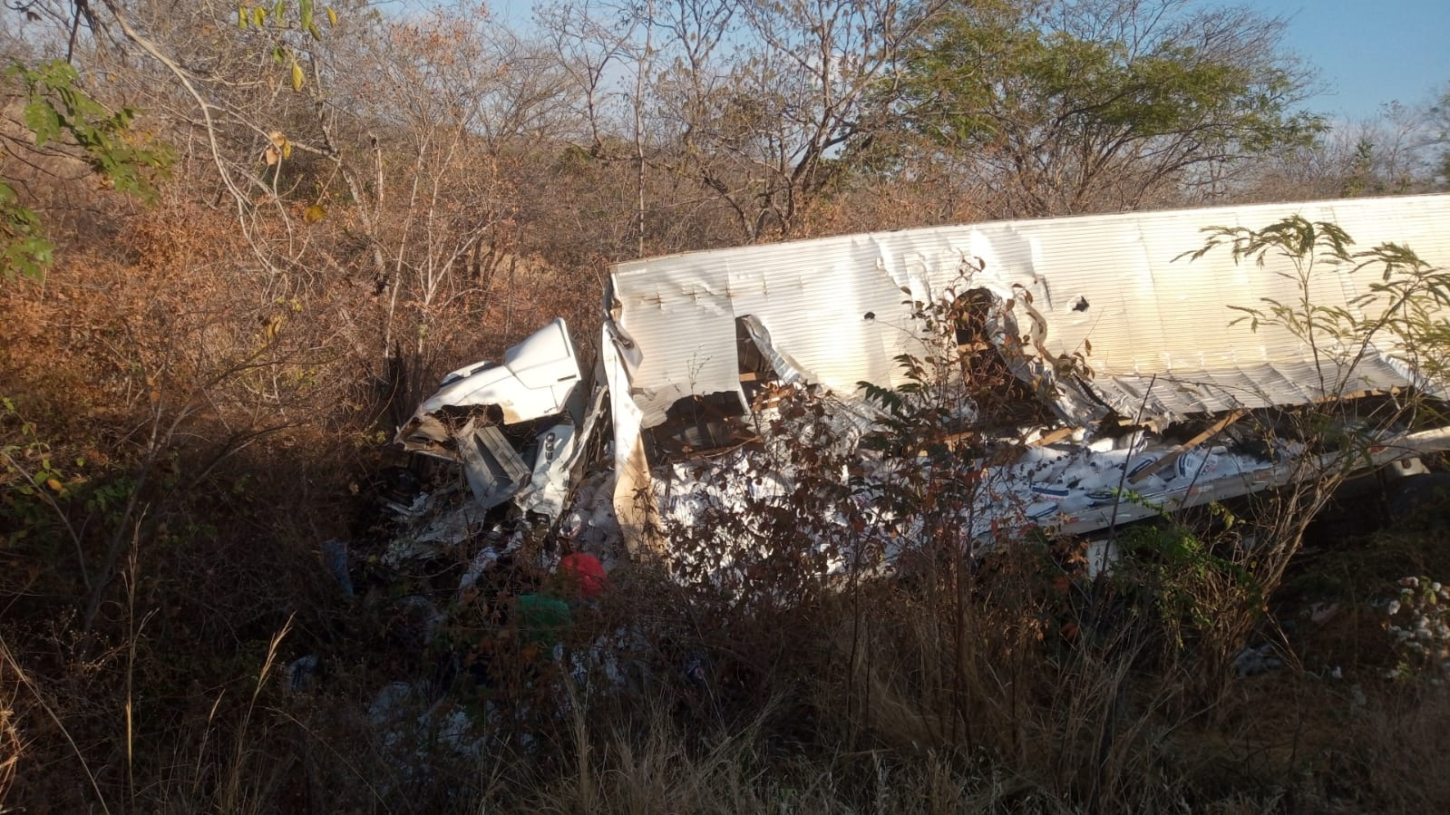 Carreta ficou destruída após o acidente