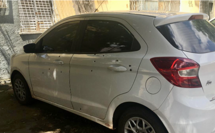 Carro é atingido por tiros