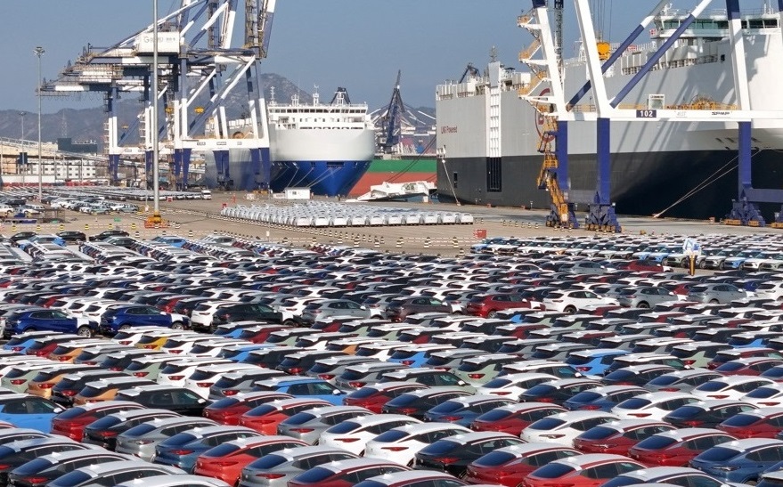 Carros para exporação em terminal do porto de Yantai, província de Shandong, na China