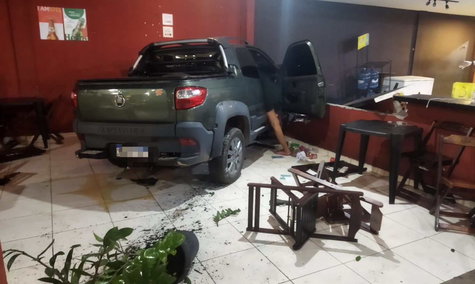 Clientes do local retiraram a mulher de baixo do carro