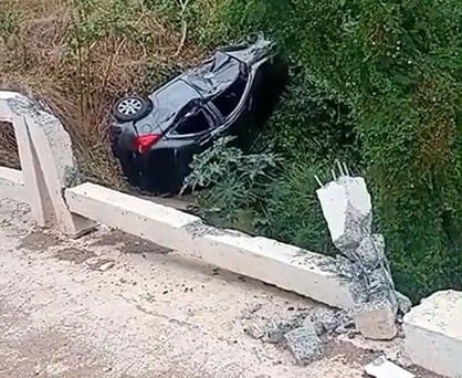Motorista perde o controle e carro cai de ponte em Timon