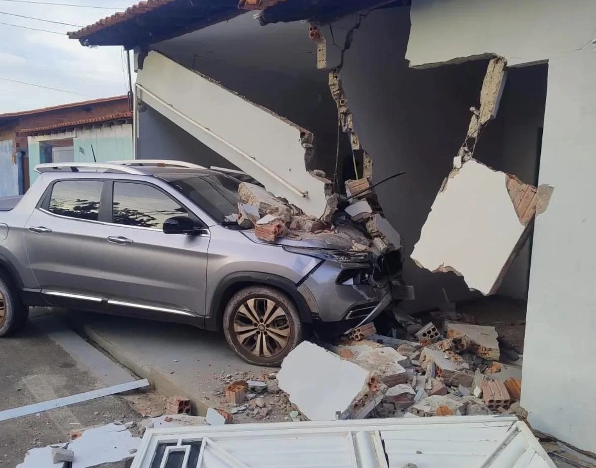 Carro desgovernado invade casa do vice-prefeito de Luzilândia