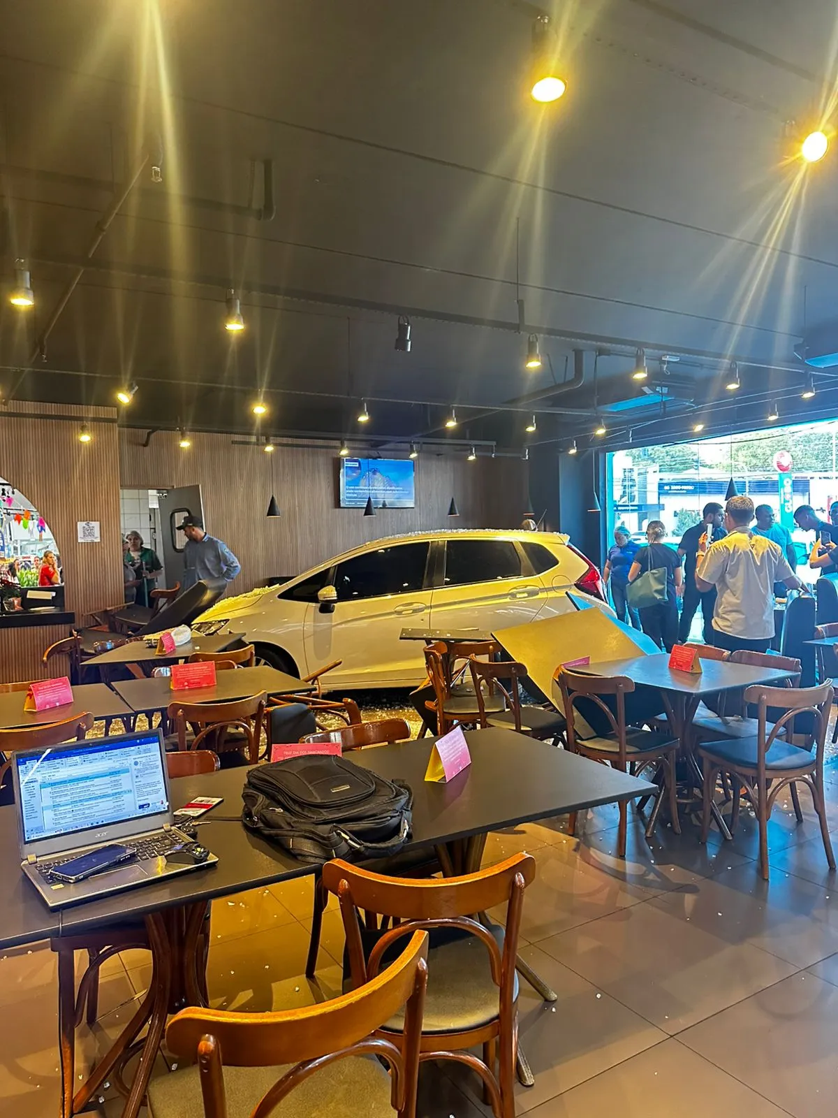 Carro invadiu restaurante dentro do Comercial Carvalho