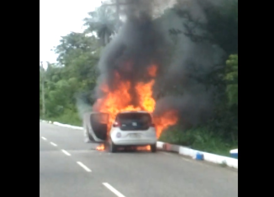 Carro pega fogo na avenida dos Ipês