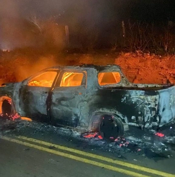 O carro foi totalmente destruído pelo fogo