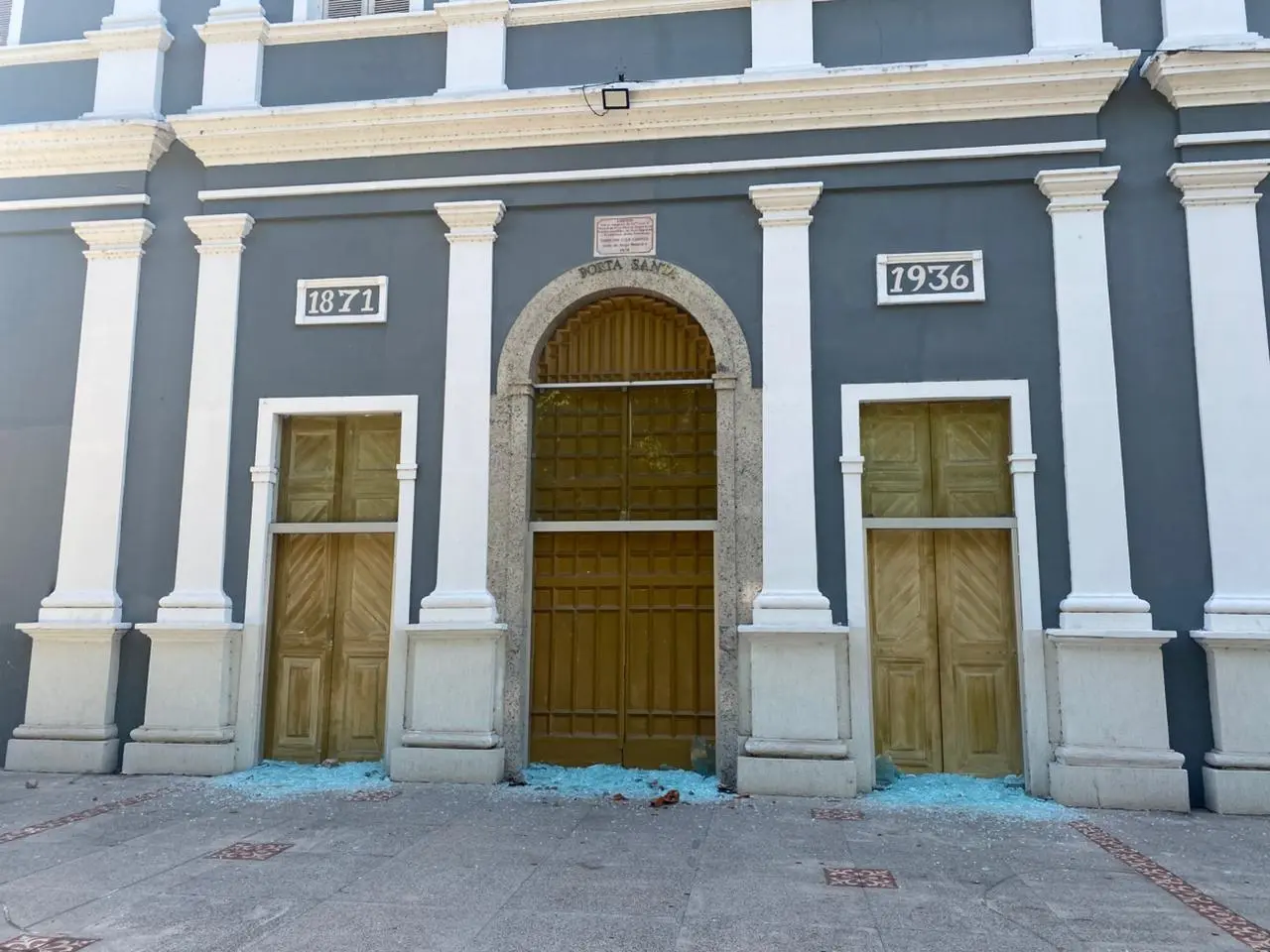 Três portas da fachada da Catedral Nossa Senhora das Dores são destruídas