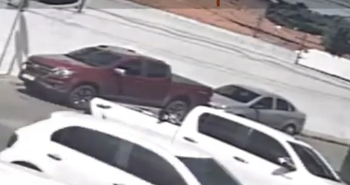 Criminosos chegaram em um carro cinza e estacionaram atrás do carro do médico (vermelho)