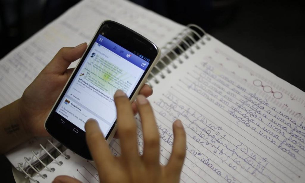 MEC avalia a proibição do uso de celulares em escolas