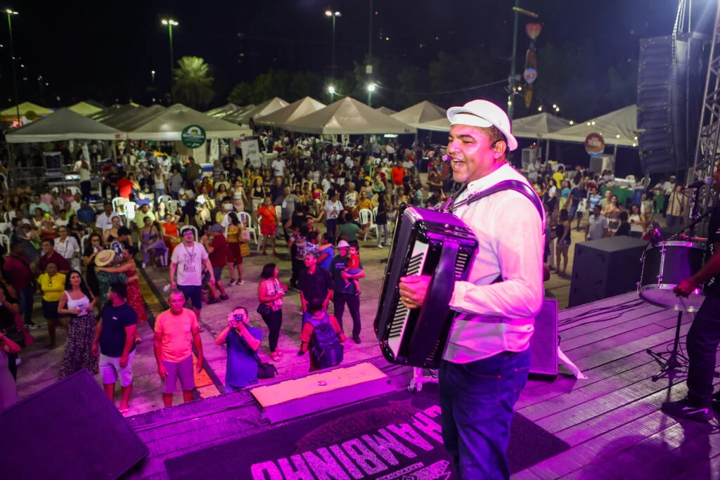 Show gratuito de Chambinho do Acordeon acontecerá a partir das 20h30 no palco Telmira