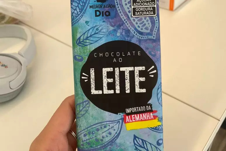 Embalagem de chocolate ao leite da marca Dia