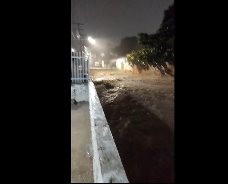 Correnteza no bairro Satélite durante forte chuva em Teresina