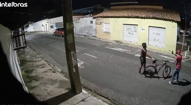 Ciclista é ameaçado com uma faca