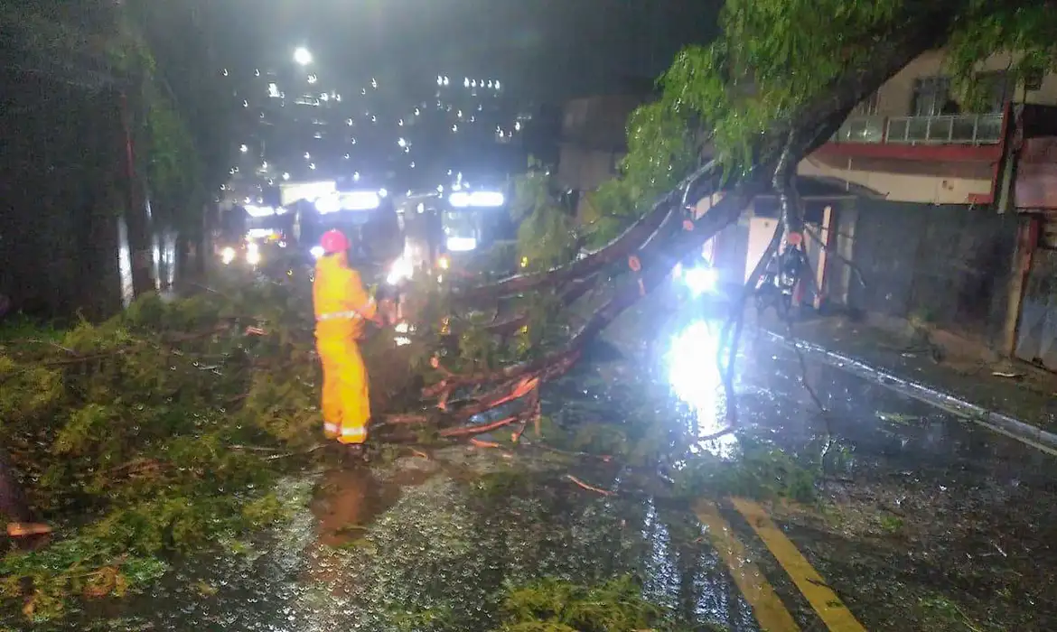 Parte do estado de São Paulo teve o fornecimento de energia interrompido em decorrência da passagem de um ciclone extratropical