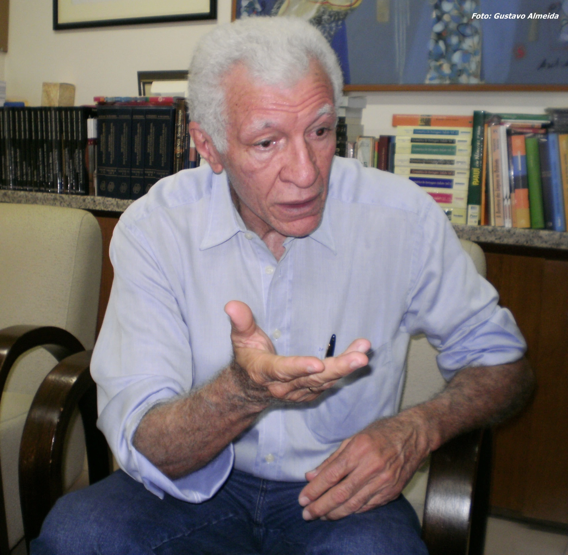 Professor e escritor Cineas Santos