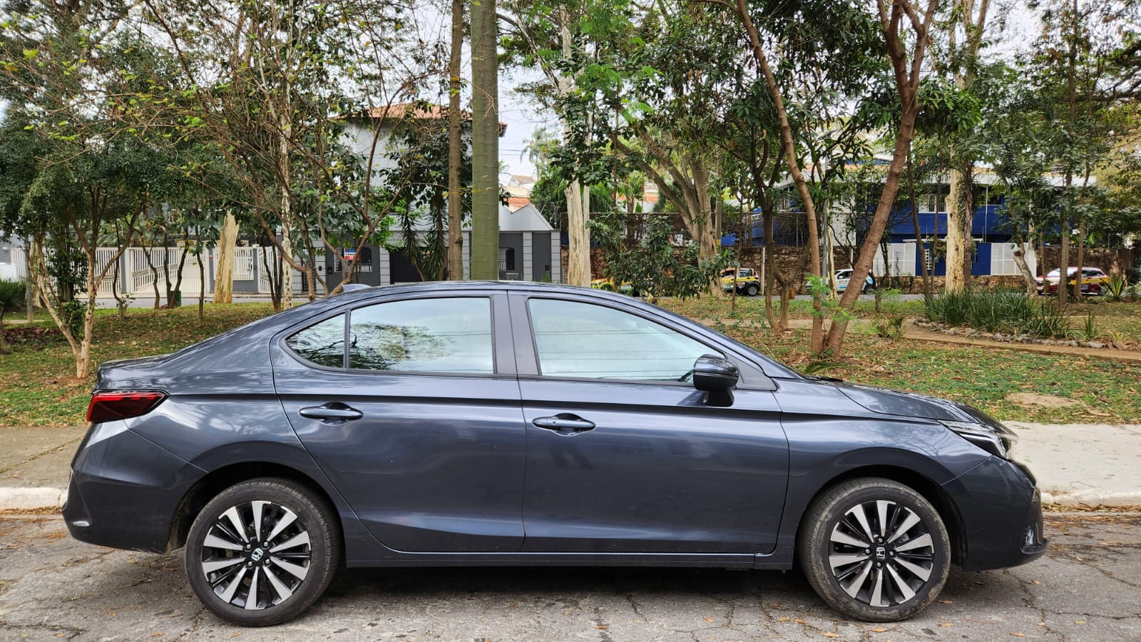 City Sedan 2025 segue eficiente e tem amplos recursos de segurança