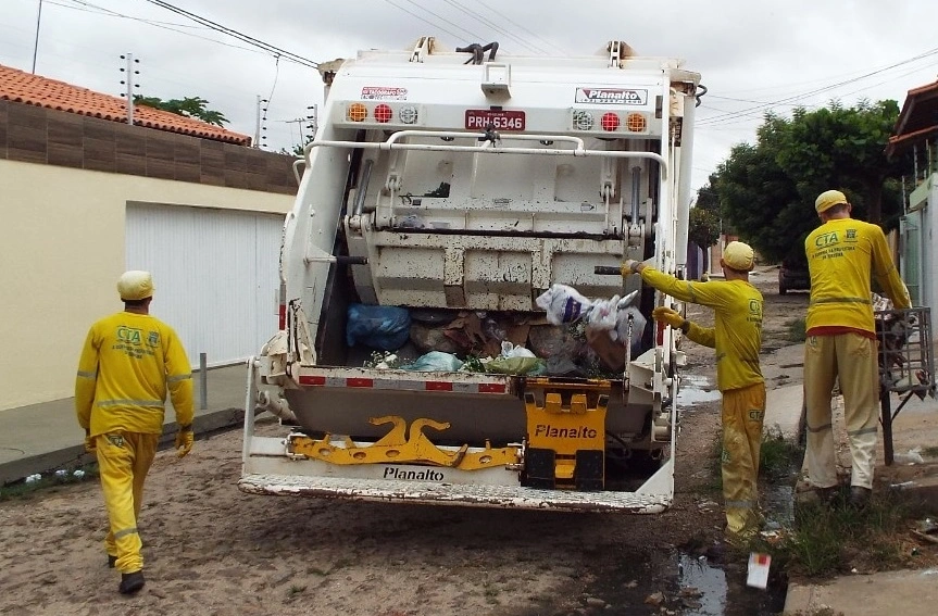 Caminhão de coleta de lixo em Teresina
