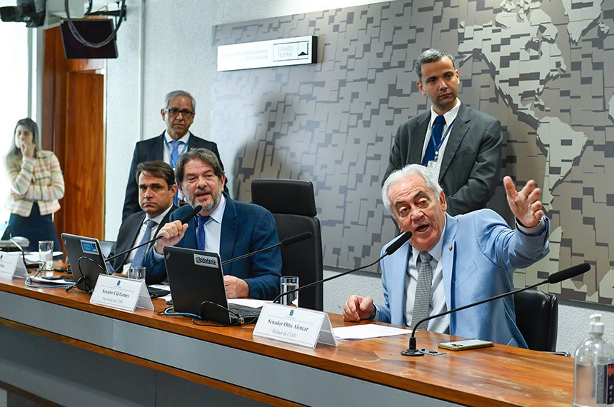 Otto Alencar, à direita, ao lado de Cid Gomes, presidente da comissão do hidrogênio verde