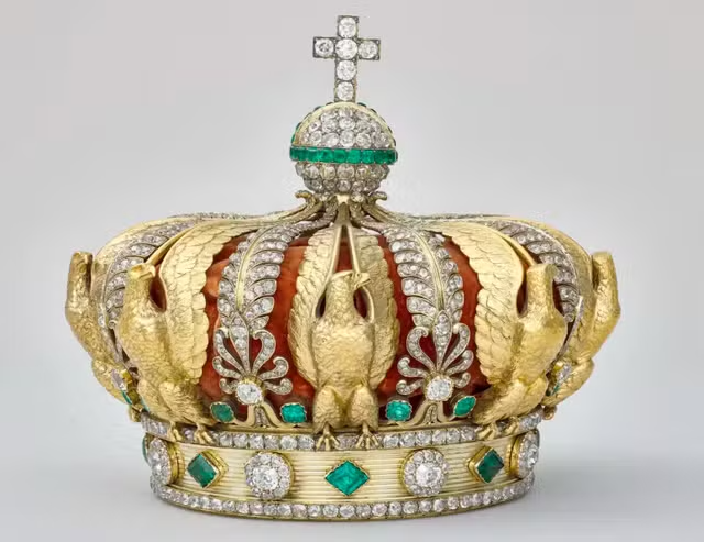 Coroa da imperatriz francesa Eugênia, uma das peças roubadas do museu do Louvre em 19 de outubro de 2025