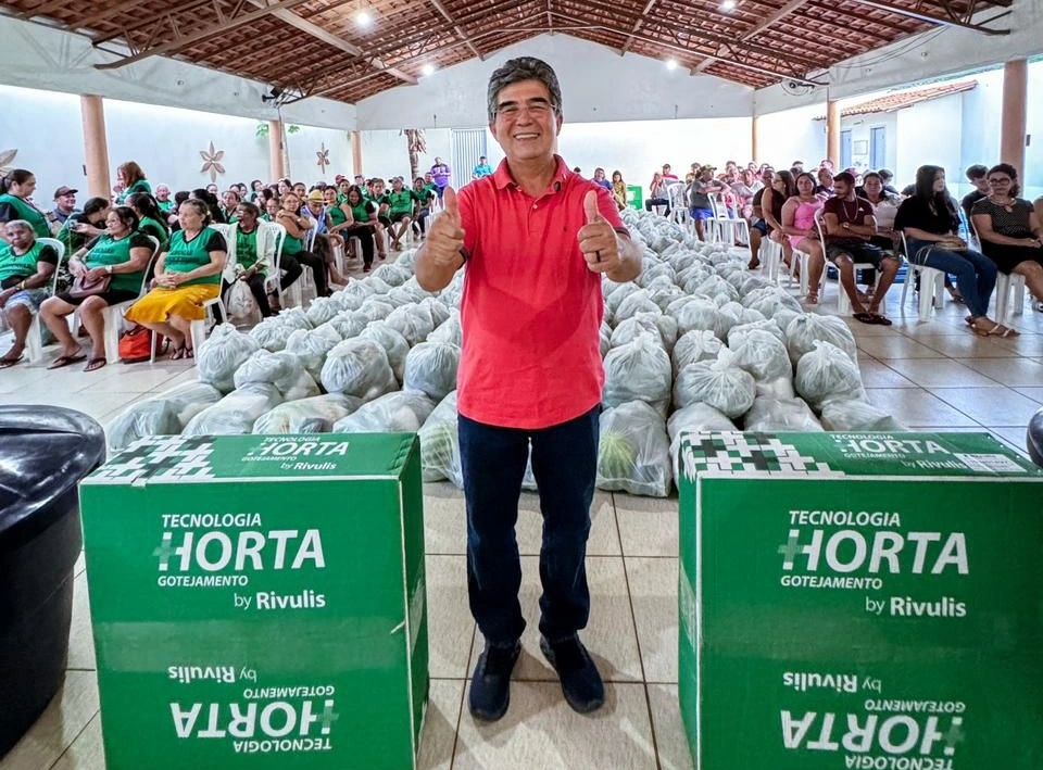Deputado Limma participou da entrega dos kits de irrigação e alimentos