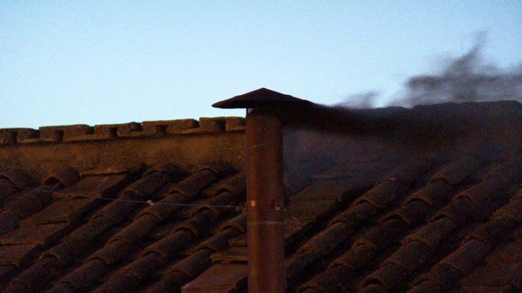 Fumaça preta demonstra que não houve consenso para a escolha de um novo papa